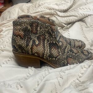 Women’s boots size 7